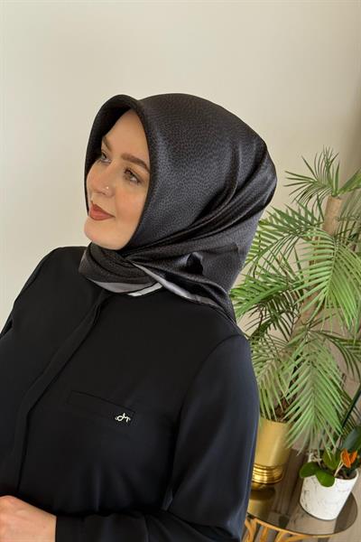 8957701/315 KOD LOGO DESENLİ AKER SAF İPEK EŞARP