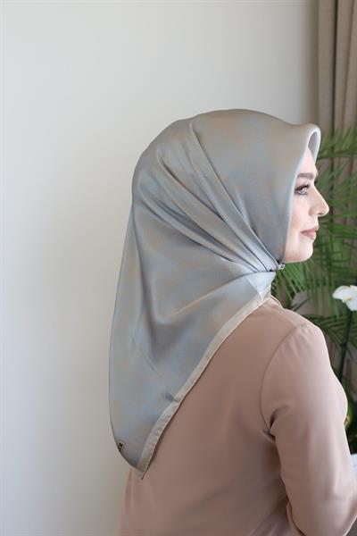 8957701/361 KOD LOGO DESENLİ AKER SAF İPEK EŞARP