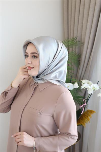 8957701/361 KOD LOGO DESENLİ AKER SAF İPEK EŞARP