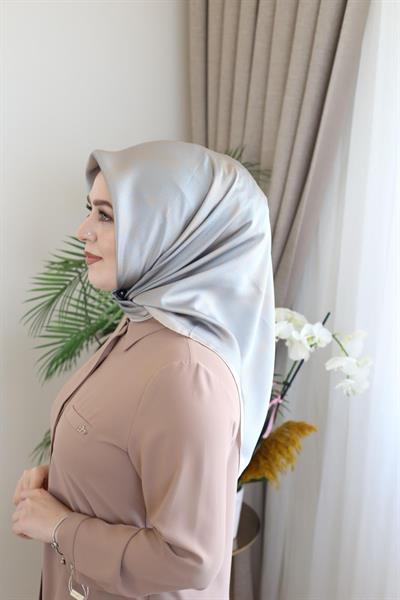 8957701/361 KOD LOGO DESENLİ AKER SAF İPEK EŞARP