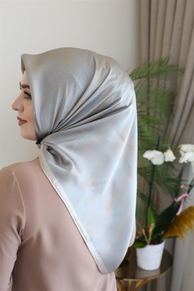 8957701/361 KOD LOGO DESENLİ AKER SAF İPEK EŞARP