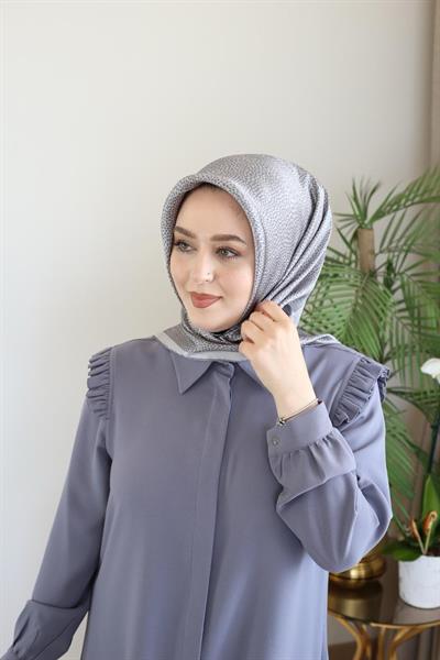 8957701/371 KOD LOGO DESENLİ AKER SAF İPEK EŞARP