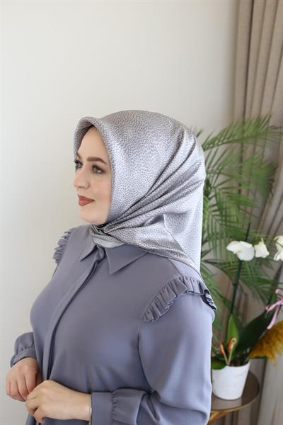 8957701/371 KOD LOGO DESENLİ AKER SAF İPEK EŞARP