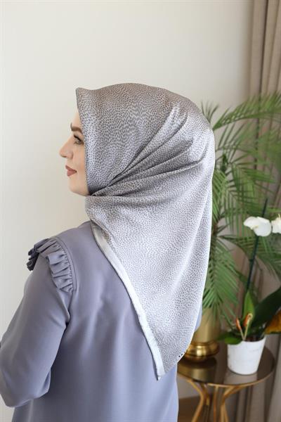 8957701/371 KOD LOGO DESENLİ AKER SAF İPEK EŞARP