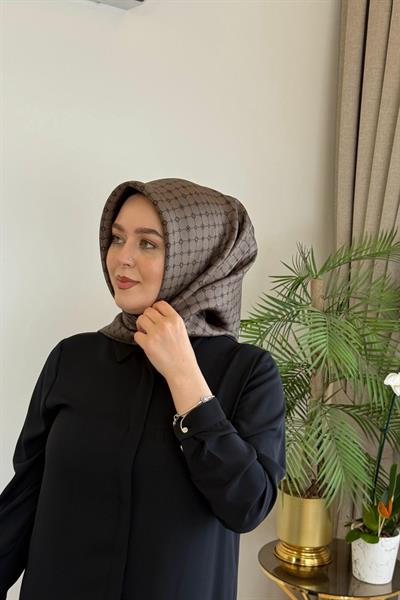 8981713/913 KOD LOGO DESENLİ AKER SAF İPEK EŞARP