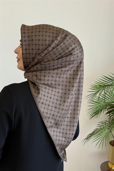 8981713/913 KOD LOGO DESENLİ AKER SAF İPEK EŞARP