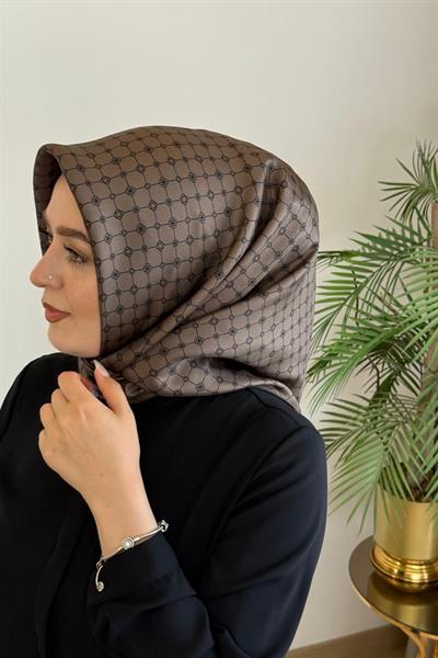 8981713/913 KOD LOGO DESENLİ AKER SAF İPEK EŞARP