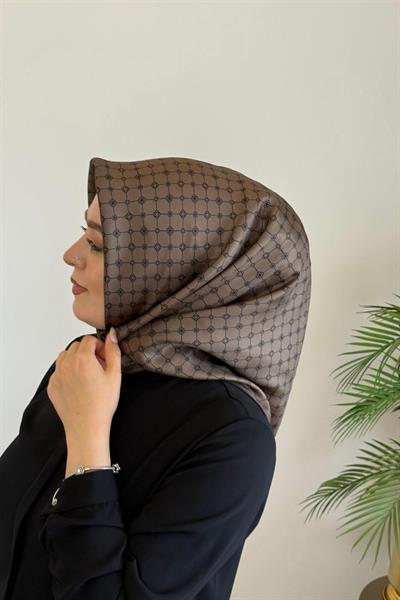 8981713/913 KOD LOGO DESENLİ AKER SAF İPEK EŞARP