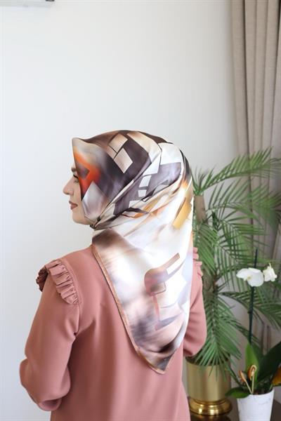 9044230/331 KOD GEOMETRİK DESENLİ PİERRE CARDİN SAF İPEK EŞARP