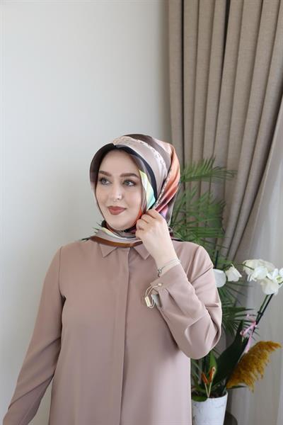 9047230/331 KOD GEOMETRİK DESENLİ PİERRE CARDİN SAF İPEK EŞARP