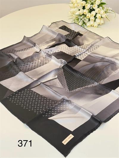 9047230/371 KOD GEOMETRİK DESENLİ PİERRE CARDİN SAF İPEK EŞARP SİYAH