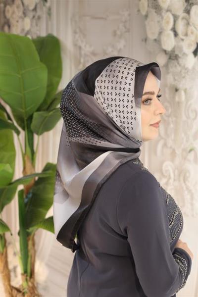 9047230/371 KOD GEOMETRİK DESENLİ PİERRE CARDİN SAF İPEK EŞARP SİYAH