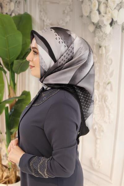 9047230/371 KOD GEOMETRİK DESENLİ PİERRE CARDİN SAF İPEK EŞARP SİYAH