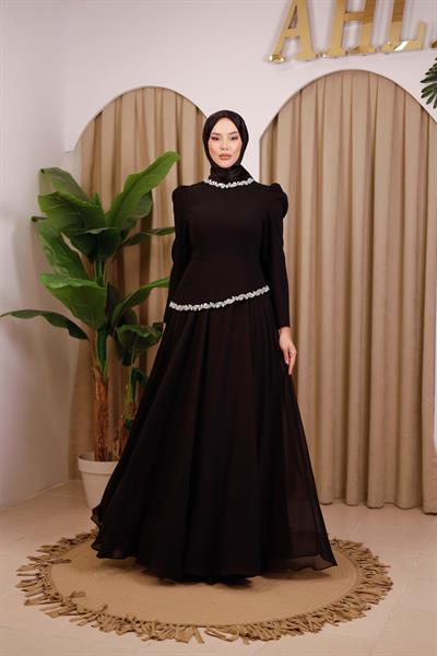 فستان سهرة بفتحة رقبة وخصر مرصع بالأحجار Armc564