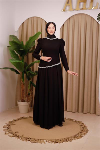 فستان سهرة بفتحة رقبة وخصر مرصع بالأحجار Armc564