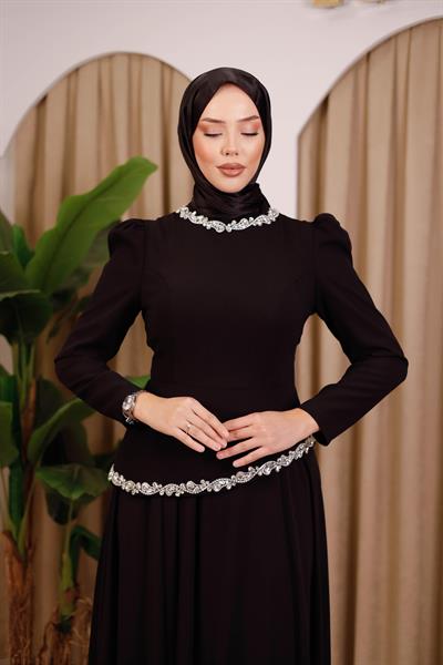 فستان سهرة بفتحة رقبة وخصر مرصع بالأحجار Armc564
