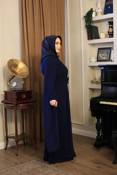 ZR2620 KOD ÇİÇEK DETAYLI KREP ELBİSE