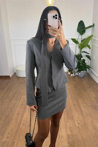 FULAR DETAYLI FİT BLAZER CEKET ETEK TAKIM - GRİ