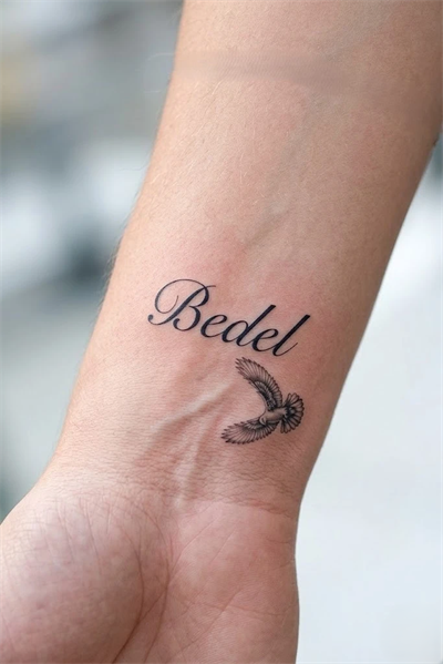 Bedel Yazılı Kuş Figürlü 1 Ay Kalıcı Dövme – Minimalist İsim Temalı Dövme