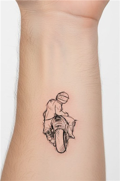 Motosikletçi Geçici Dövme: Racing Motor ve Kask Tasarımlı Tattoo