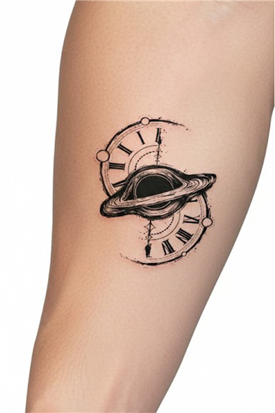 Uzay ve Zaman Geçici Dövme: Gezegen ve Saat Detaylı Siyah Tattoo