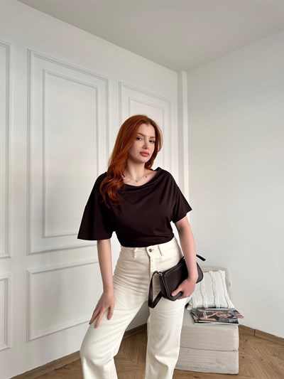 Belden Oturan Kayık Yaka T-shirt Koyu kahve