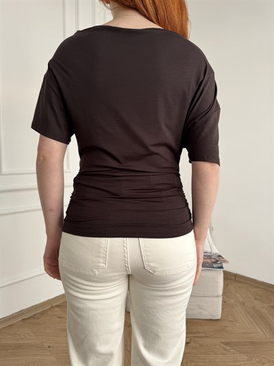 Belden Oturan Kayık Yaka T-shirt Koyu kahve