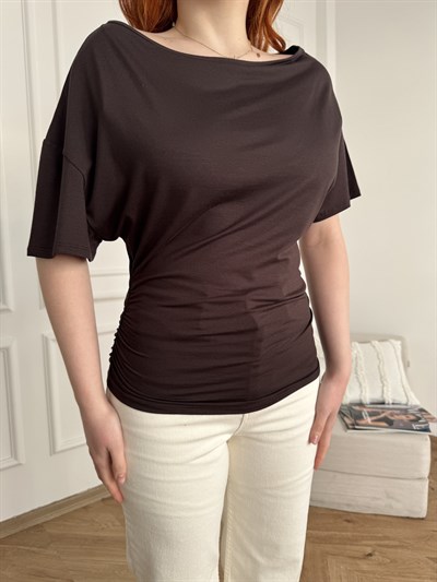 Belden Oturan Kayık Yaka T-shirt Koyu kahve