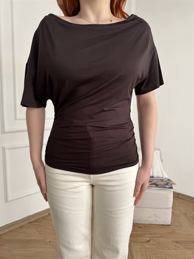 Belden Oturan Kayık Yaka T-shirt Koyu kahve