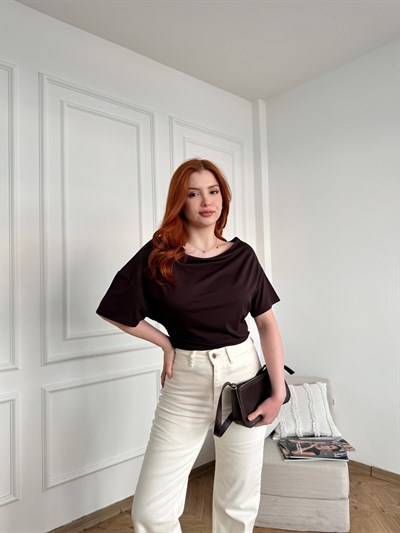 Belden Oturan Kayık Yaka T-shirt Koyu kahve