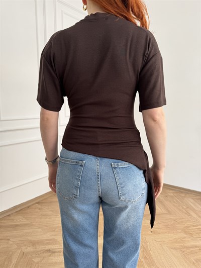 Büzgülü Asimetrik Bağlamalı T-shirt Acı kahve