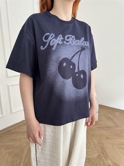 Eskitme Kiraz Baskılı T-shirt Lacivert
