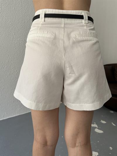 Kemerli Pensli Bermuda Şort Beyaz