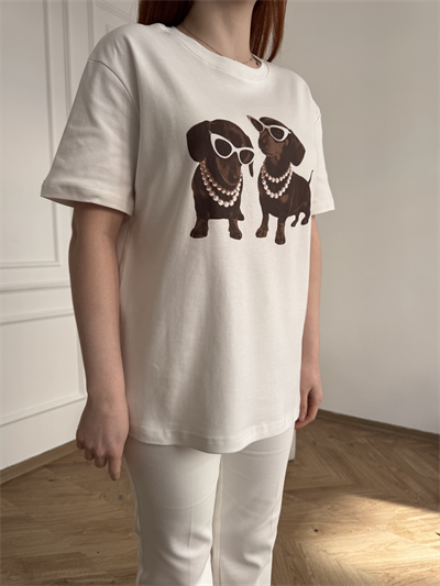 Kolyeli Köpek Baskılı Tshirt Ekru