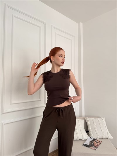 Omuzları Çiçek Detaylı T-shirt Kahve