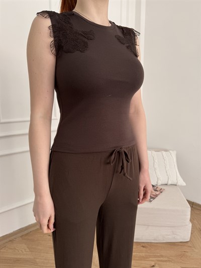 Omuzları Çiçek Detaylı T-shirt Kahve