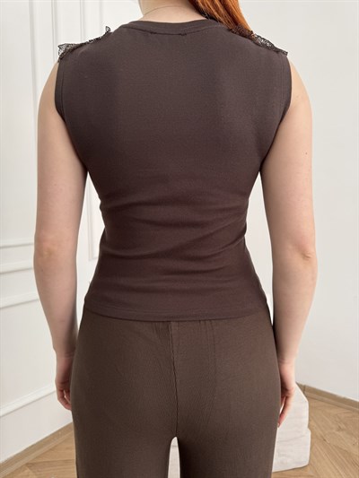 Omuzları Çiçek Detaylı T-shirt Kahve