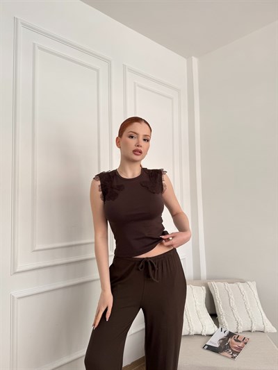 Omuzları Çiçek Detaylı T-shirt Kahve