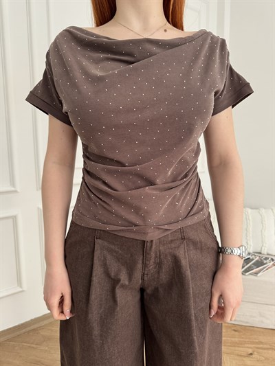 Omuzu Büzgülü Dökümlü Kayık Yaka T-shirt Kahve