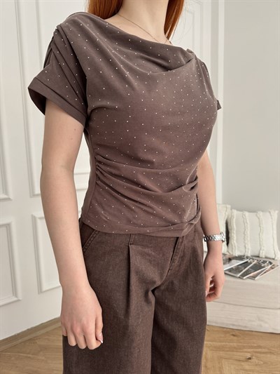 Omuzu Büzgülü Dökümlü Kayık Yaka T-shirt Kahve