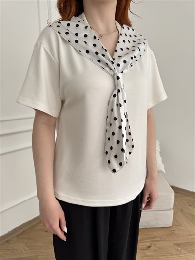 Puantiye Fularlı V Yaka T-shirt Beyaz