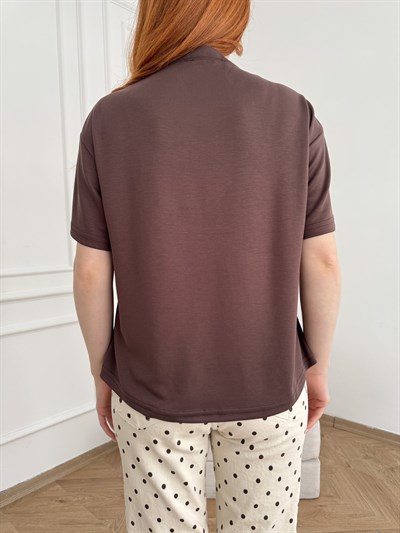 Puantiye Fularlı V Yaka T-shirt Kahve