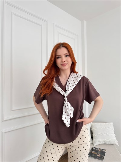 Puantiye Fularlı V Yaka T-shirt Kahve