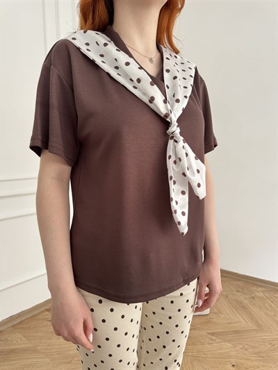 Puantiye Fularlı V Yaka T-shirt Kahve