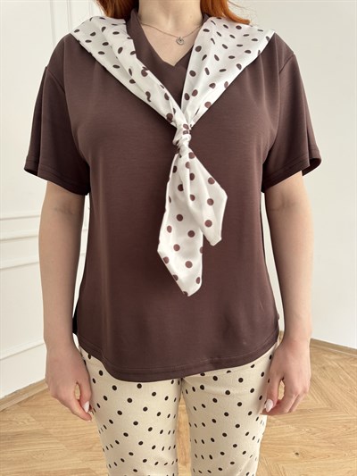 Puantiye Fularlı V Yaka T-shirt Kahve
