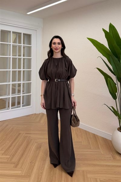 PİLELİ KEMERLİ BLUZ PANTOLON TAKIM - KAHVERENGİ