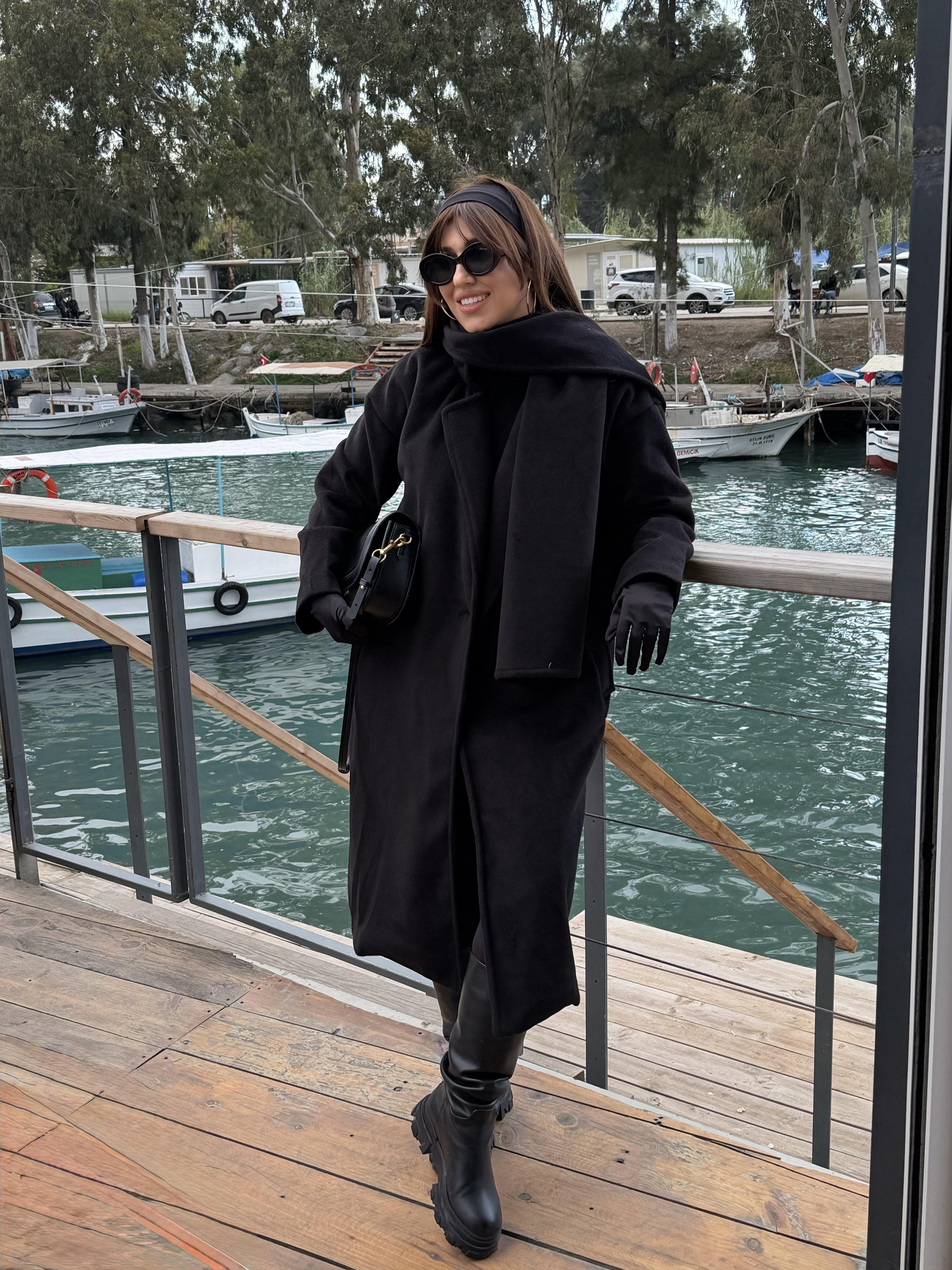 Atkı Detaylı Kaşe Kaban Siyah
