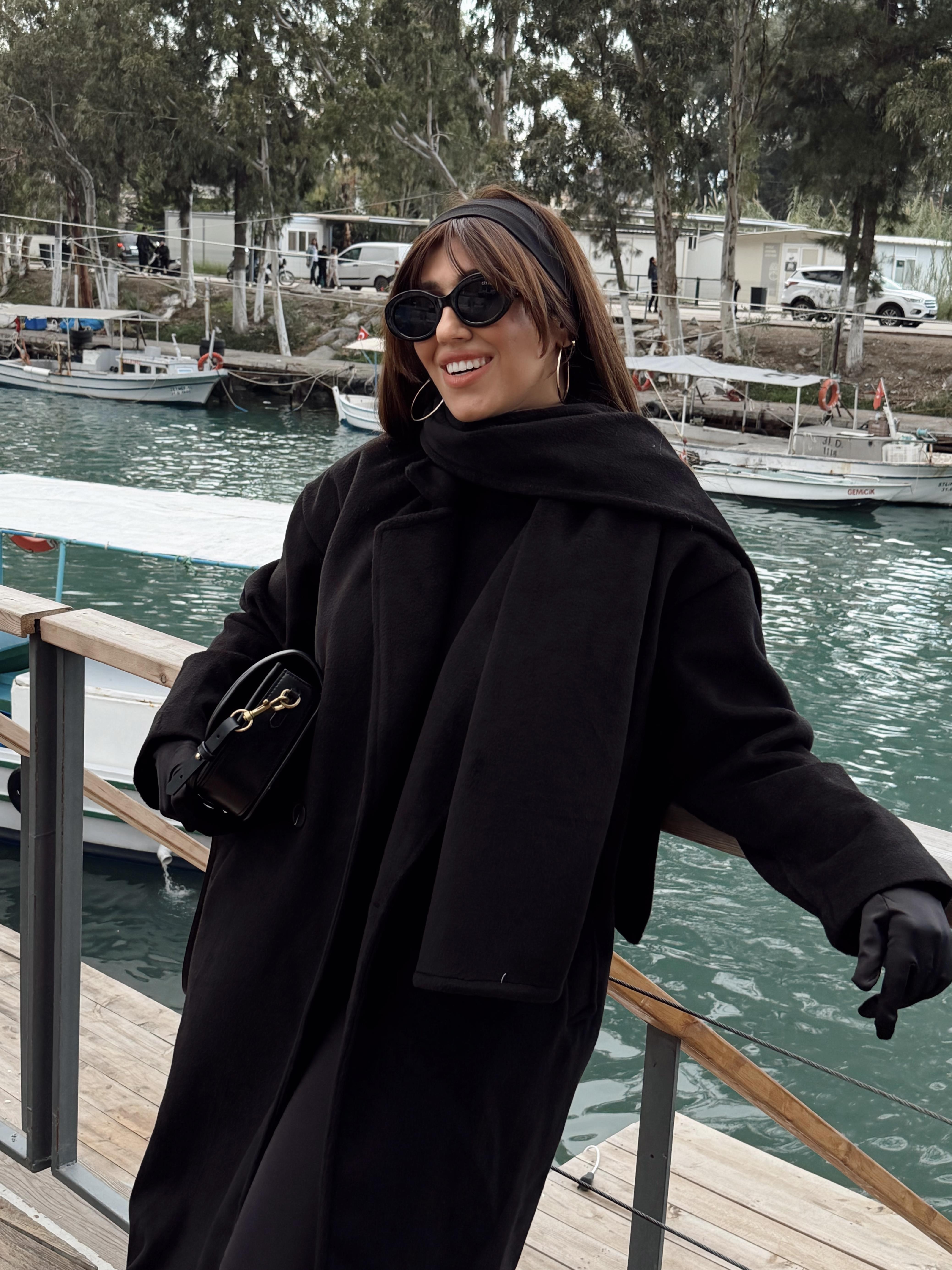 Atkı Detaylı Kaşe Kaban Siyah