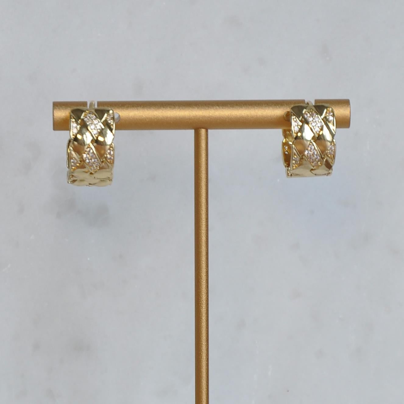 Gold desenli taş detaylı küpe