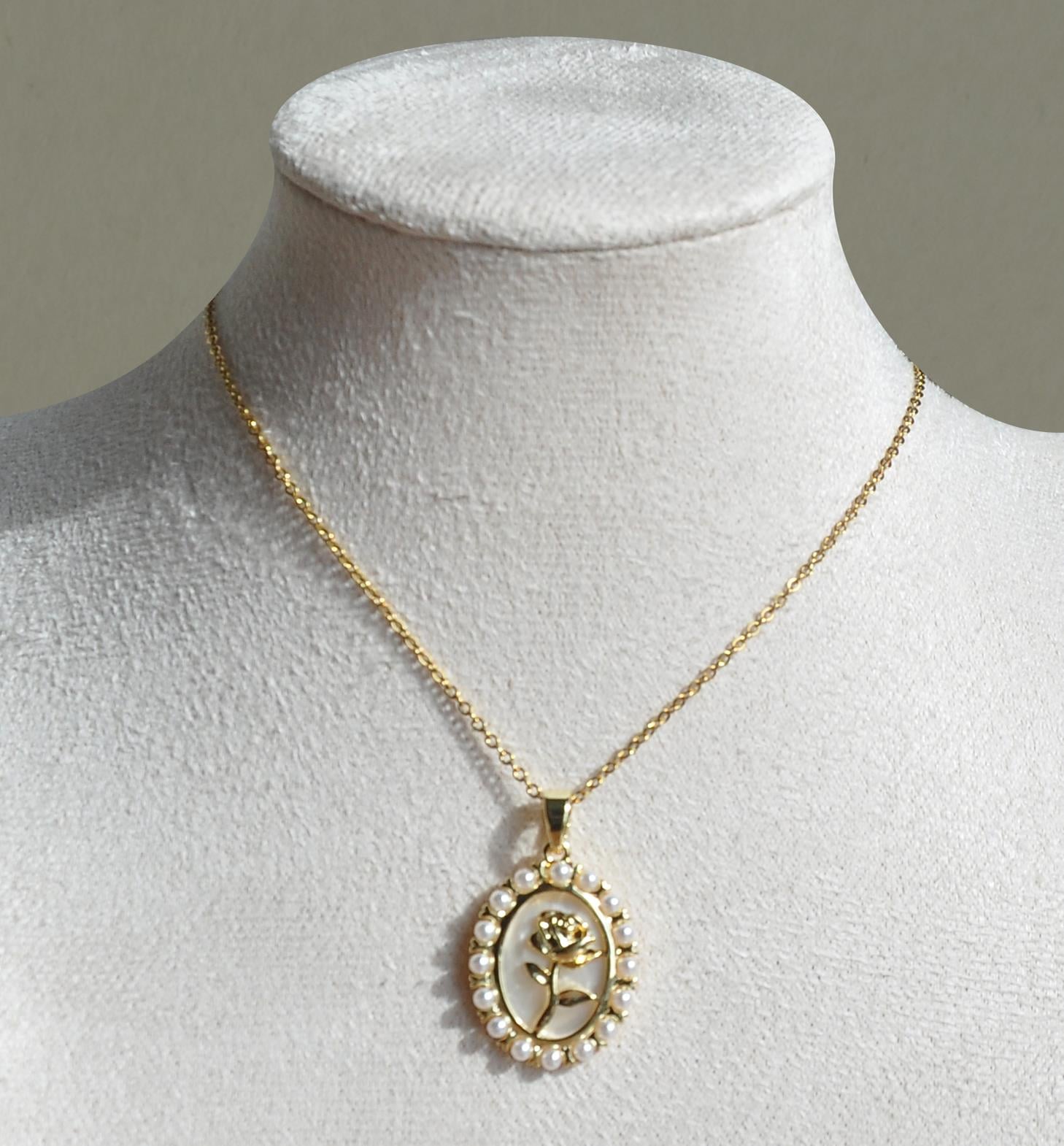 Gold gül desenli vintage kolye